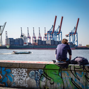 Hamburg; die Elbe am historischen Hafen Övelgönne am Elbstrand - 21.04.2023 Hamburg *** Hamburg the Elbe at the historic