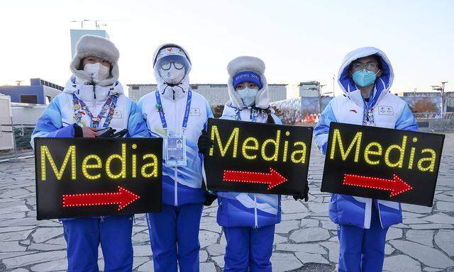News Bilder des Tages BEIJING, CHINA - FEBRUARY 4, 2022: Media representatives hold signs outside the Beijing 2022 Main