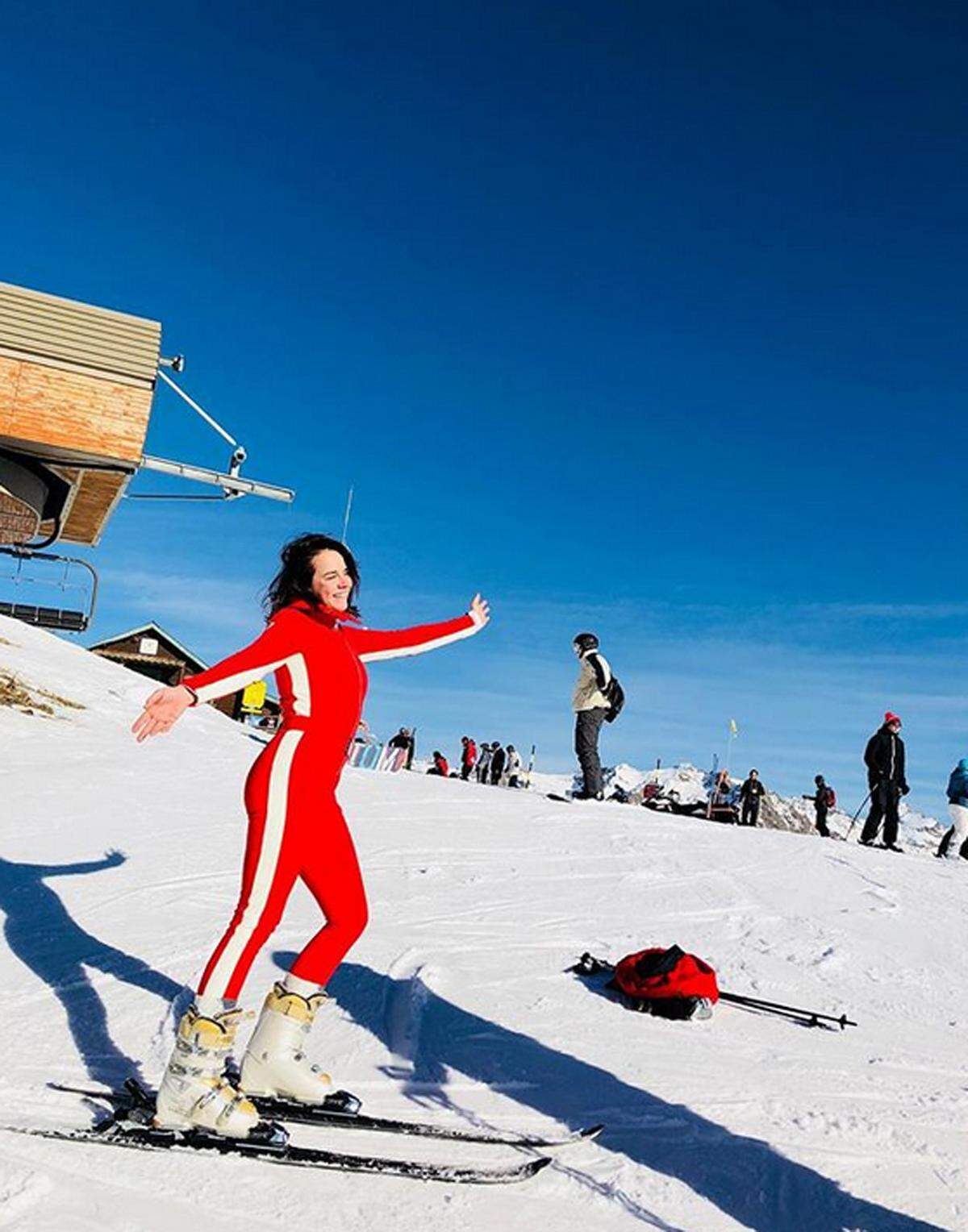 Die 24-Jährige zeigt neben Urlaubsschnappschüssen auch ihre Passion: Mode.