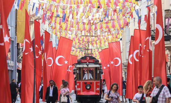 Istanbul, Straße der Unabhängigkeit: Den 100. Gründungstag der Republik Türkei feiert das ganze Land, doch die Gefühle der Einwohner sind ambivalent.