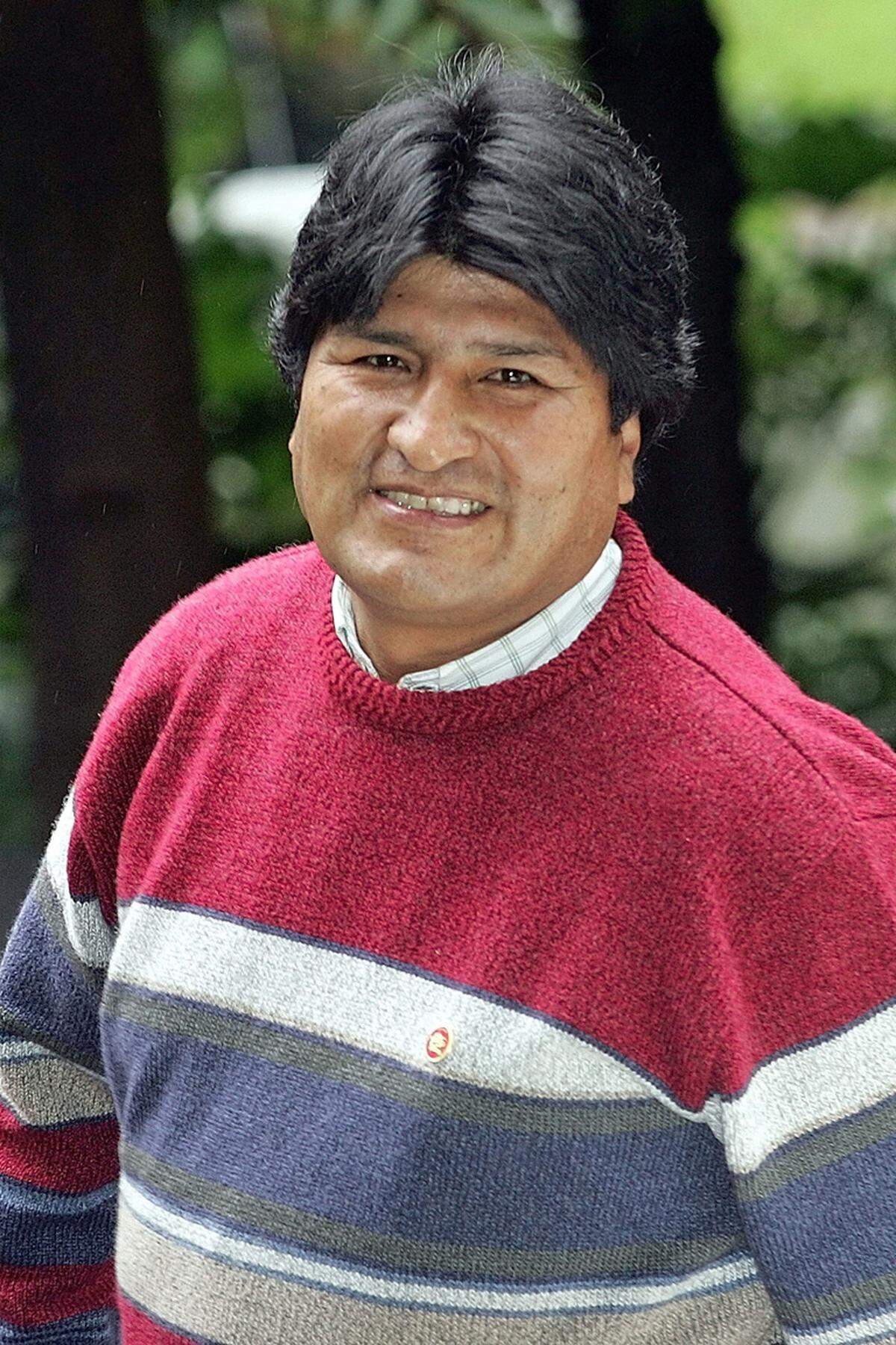 Wesentlich schlichter, aber dennoch schlagzeilenträchtig ist der Stil von Boliviens Präsident Evo Morales. Im rot-weiß-blau gestreiften Strick-Pulli ("Chompa") trat er auf seiner ersten Weltreise als Präsident seinen anzugtragenden Kollegen gegenüber. Findige Geschäftsleute machten Morales' Look zu Geld und produzierten den Präsidenten-Pulli unter der Marke "Moda Evo" im großen Maßstab nach.