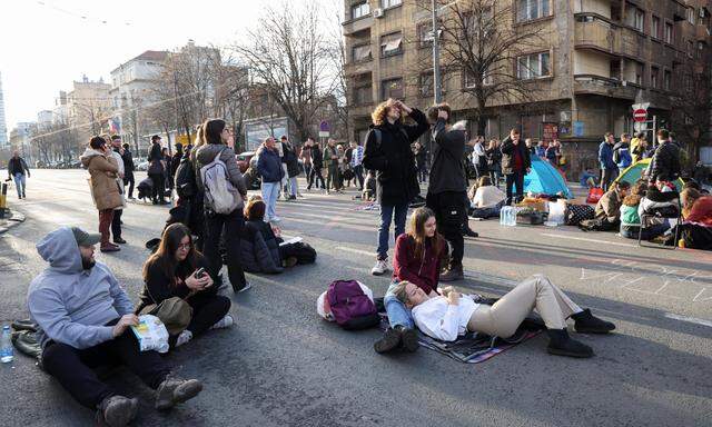 Studierende bei einer Straßenblockade in Belgrad.