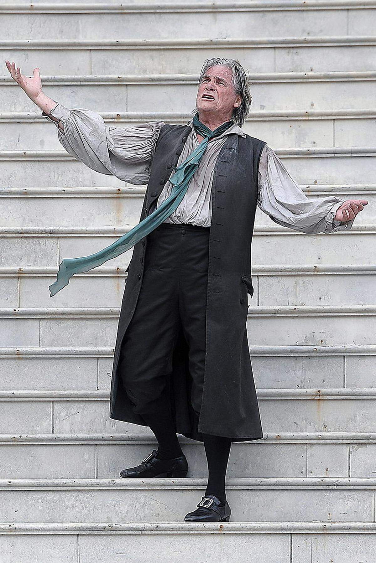Peter Simonischek besuchte das Stiftgymnasium St. Paul im Lavanttal und maturierte dort. Von 2002 bis 2009 war der Schauspieler in der Titelrolle des Jedermann in Salzburg zu sehen.
