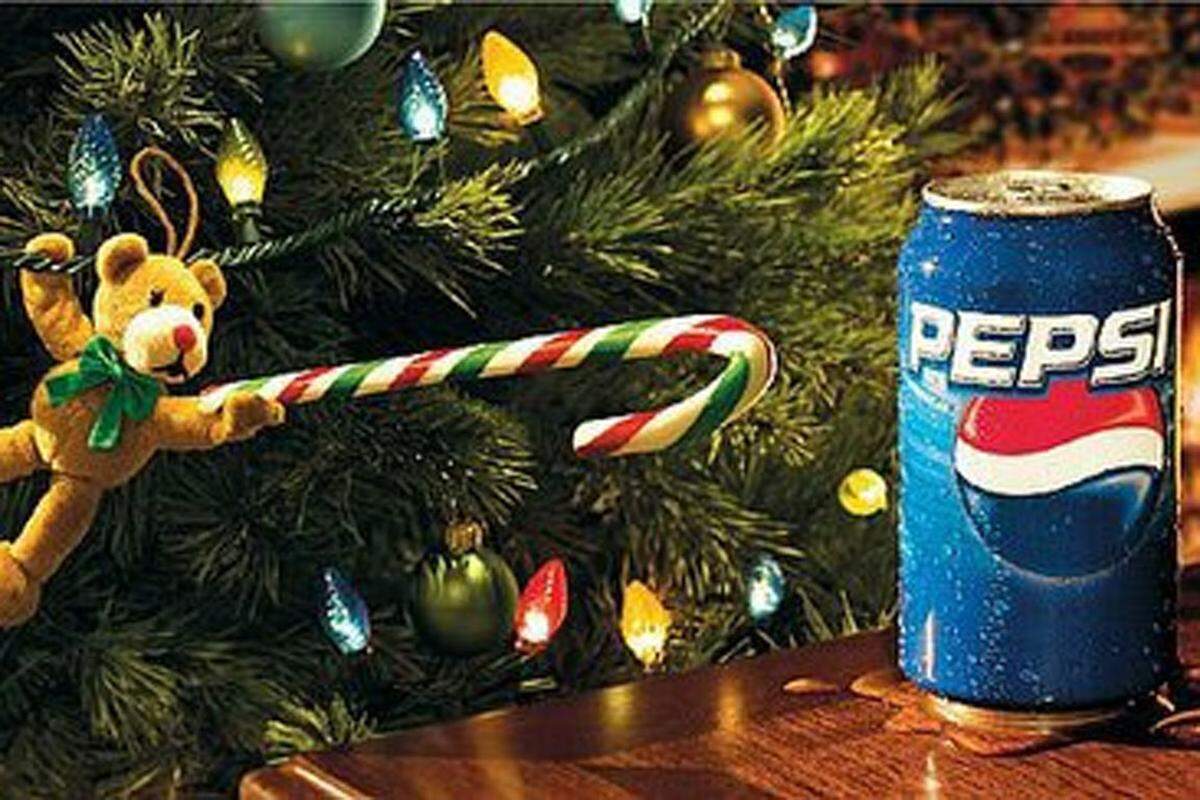 Product Placement: Diese Pepsi-Dose hat sich sehr elegant in die weihnachtliche Idylle geschummelt.