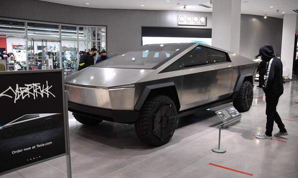 Ein Tesla Cybertruck im  Petersen Automotive Museum in Los Angeles.
