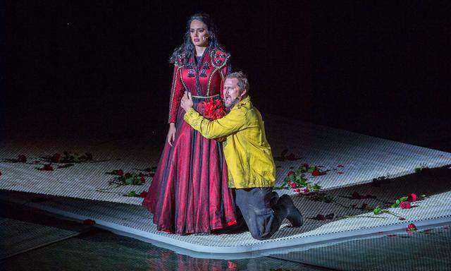 Ein bisschen weinerlich: Daniel Johansson als Don José mit Gaëlle Arquez als Carmen.