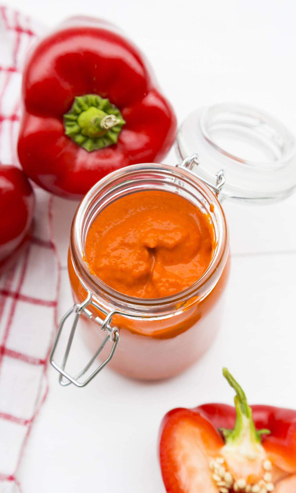 Paprika und Zwiebel fein pürieren, ein Sieb mit Küchenpapier auslegen und Mischung 30 min. abtropfen lassen. Walnüsse grob hacken. Mit 2 EL Granatapfelsirup und den restlichen Zutaten vermischen, 30 min. im Kühlschrank gut durchkühlen lassen. Mit dem restlichen Sirup beträufeln, mit Walnüssen garnieren. Einkaufsliste: 4 große oder 6 kleine rote Paprika (750-1000 g), entkernt und gehackt, 1 kleine weiße gehackte Zwiebel, 300 g Walnusskerne plus Garnierung, 60 g frische Brotbrösel, 80 ml Granatapfelsirup, 6 EL gutes Olivenöl, 1 1/2 TL gemahlener Kreuzkümmel, 1/2 TL gemahlener Piment, 1/4 TL geriebene Muskatnuss, 2 EL kernlose türkische Chilipaste, Salz, Pfeffer. Quelle: Rawia Bishara, „Hummus, Bulgur &amp; Za’atar“, Fackelträger.