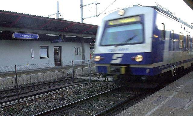 Symbolbild: S-Bahn fährt durch Bahnhof Meidling