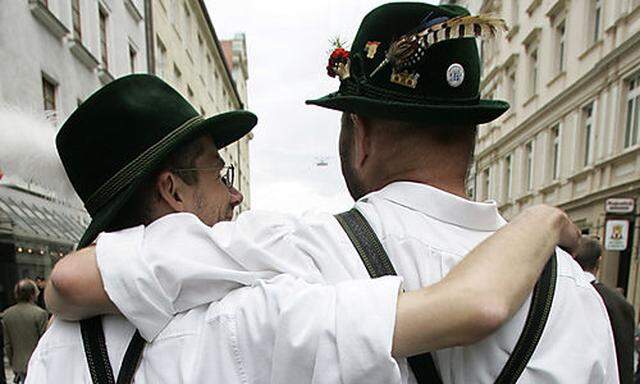 Teilnehmer der Christopher Street Day Parade in Muenchen, spazieren  in bayerischen Trachten am Samst