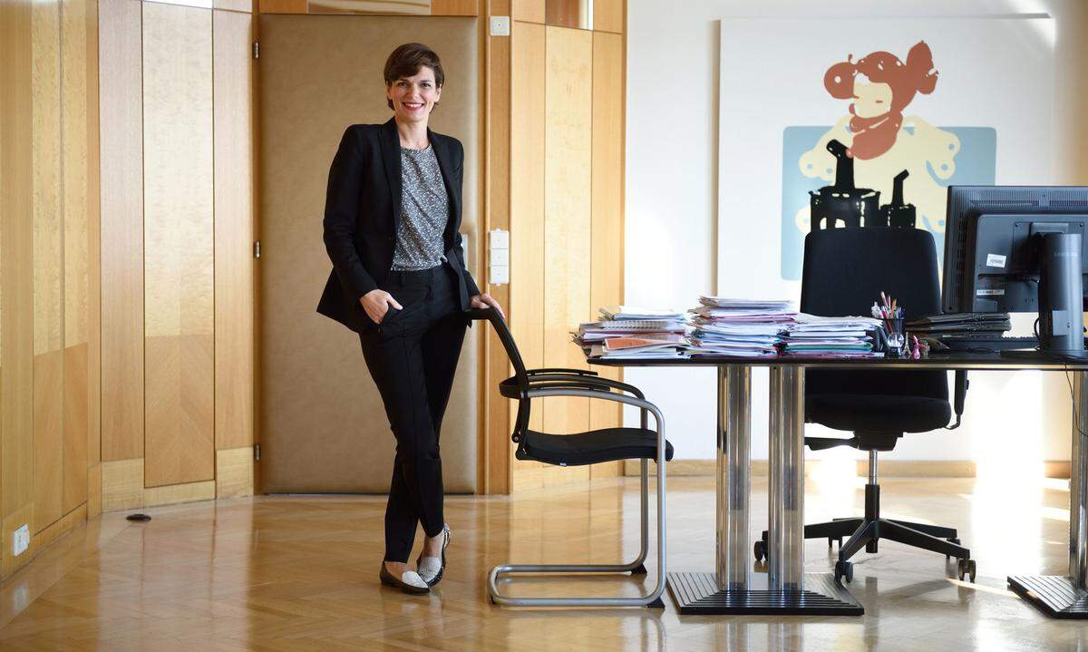 Schon einmal hatte Joy Pamela Rendi-Wagner, so der vollständige Name der Wienerin, einen (politischen) Karrieresprung hingelegt: Nach dem Tod von Gesundheits- und Frauenministerin Sabine Oberhauser im Februar 2017 übernahm die Sektionschefin spontan beide Ressorts. Und wurde überhaupt erst SPÖ-Mitglied.