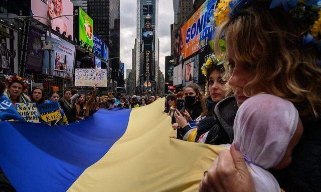 Die großen Unterstützungskundgebungen für die von Russland angegriffene Ukraine – wie hier im März am New Yorker Times Square – sind in den USA zuletzt seltener geworden.