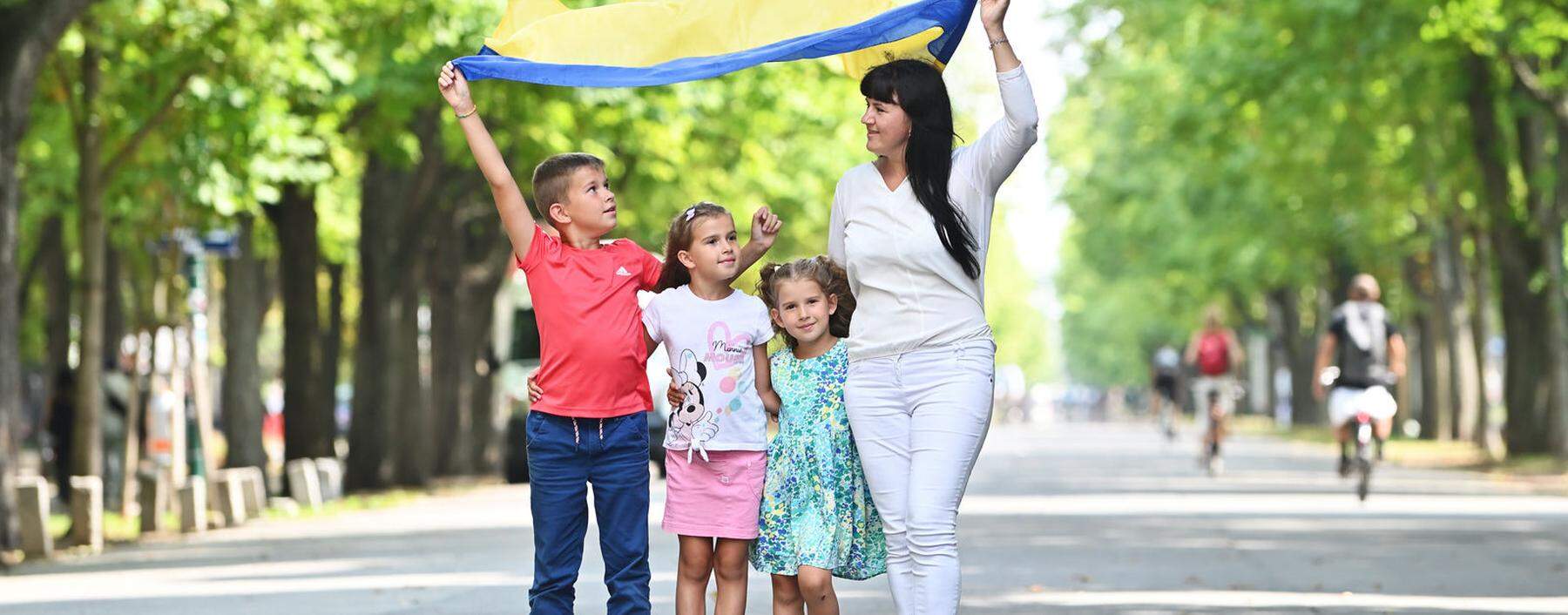 Eine ukrainische Flüchtlingsfamilie: Maksym, Karolina, Veronika und Viktoria bei einem Ausflug in den Wiener Prater. 