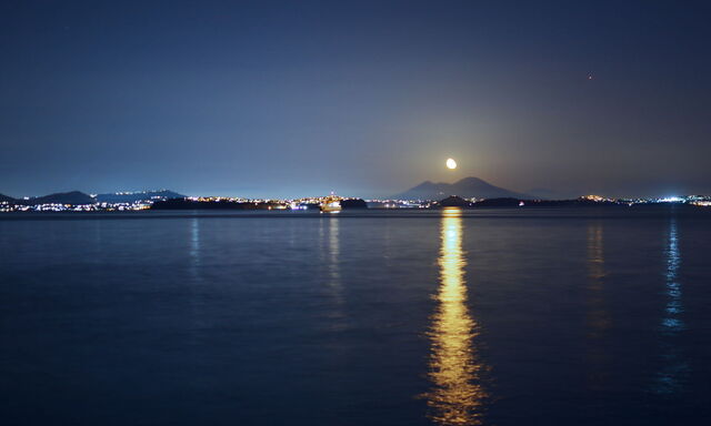 An der Küste von Neapel klappten die Forschungen, um den Unterschied zwischen Sonnen- und Mondlicht am Meeresboden zu bestimmen. 