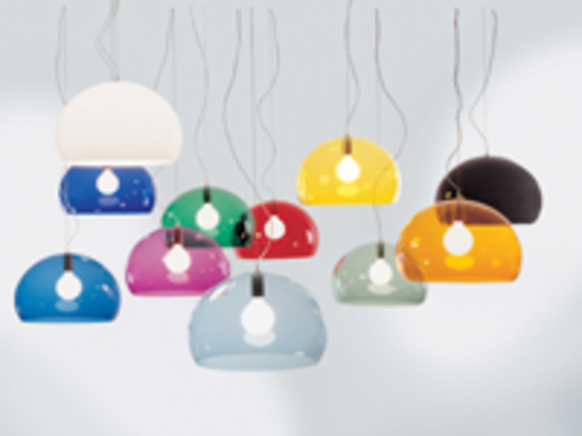 Transparenz. Die „Fly“-Pendelleuchte von Kartell reizt die ästhetische Qualität des Kunststoffs aus.