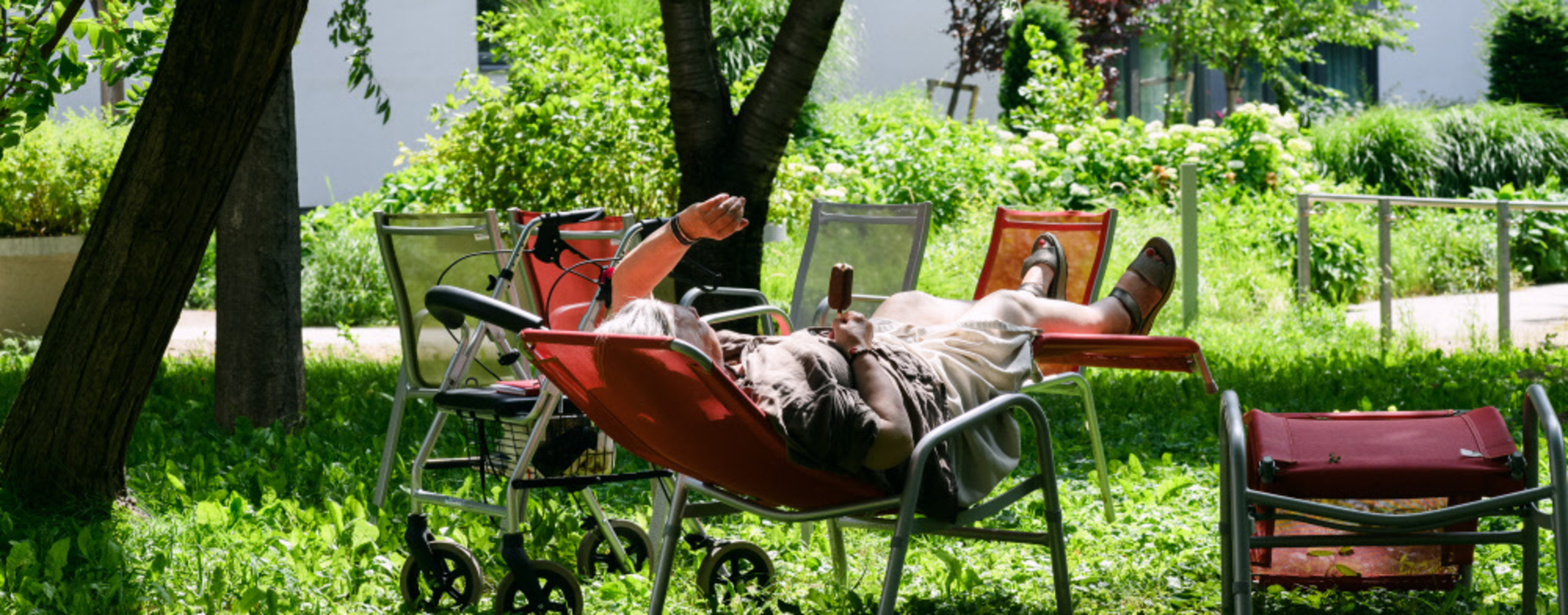 Der Garten des Hauses Augarten (Häuser zum Leben) in Wien Leopoldstadt
bietet schattige Plätze für heiße Tage.