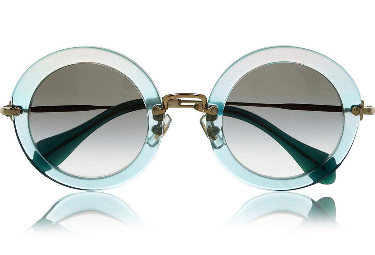 Seit einigen Jahren sind Retro-Sonnenbrillen nicht von den Nasenrücken wegzudenken. Ganz modisch gibt man sich in diesem Frühling und Sommer mit runden Brillen, beispielsweise von Miu Miu, 240 Euro.