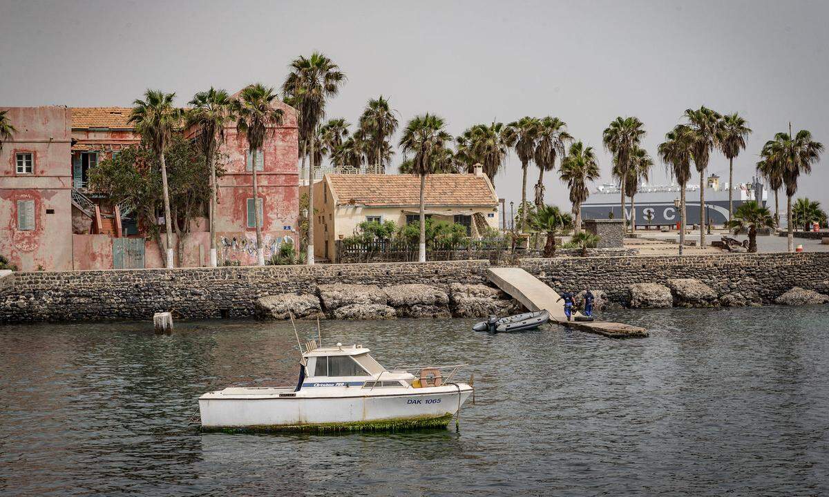 Gorée liegt der Hauptstadt Dakar vorgelagert. Auf der Insel wird die Geschichte des Sklavenhandels wissenschaftlich aufbereitet, das "Maison des Esclaves" zum international besuchten Erinnerungsort. 