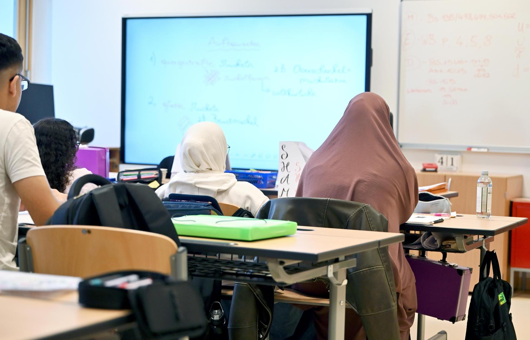 „Krasse Themenverfehlung“: SPÖ-Lehrer kritisieren Kopftuchverbot