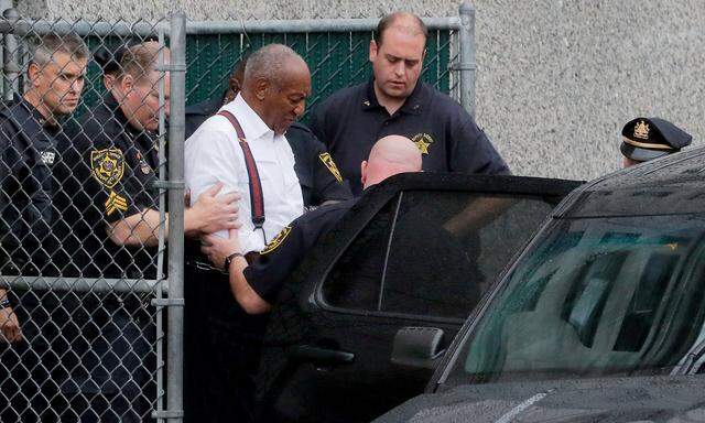 Cosby wird von etwa 60 Frauen des sexuellen Missbrauchs beschuldigt, allerdings sind die meisten Fälle verjährt.