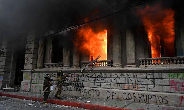Flammen im Parlamentsgebäude
