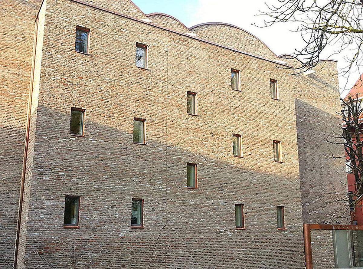 Gewinner in der Kategorie "Sonderbauten" ist das Kunstmuseum in Ravensburg von Lederer Ragnarsdottir Oei Architekten. Bemerkenswert sei hier etwa die Einbindung in das historische Stadtensemble durch die Ziegelfassade, erklärte die Jury.