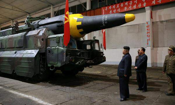 Der ganze Stolz Nordkoreas: Diktator Kim Jong-un inspiziert eine Rakete.