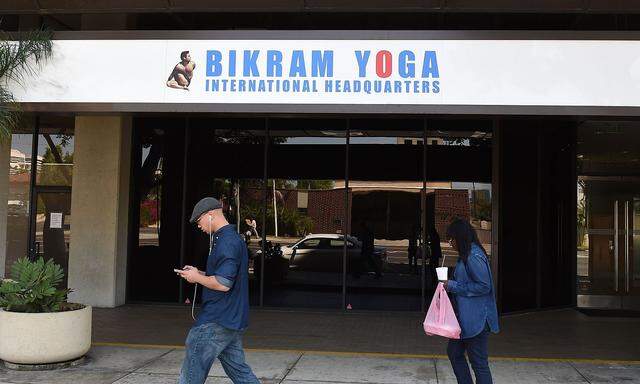 Bikram soll ein Vermögen mit Yoga gemacht haben.