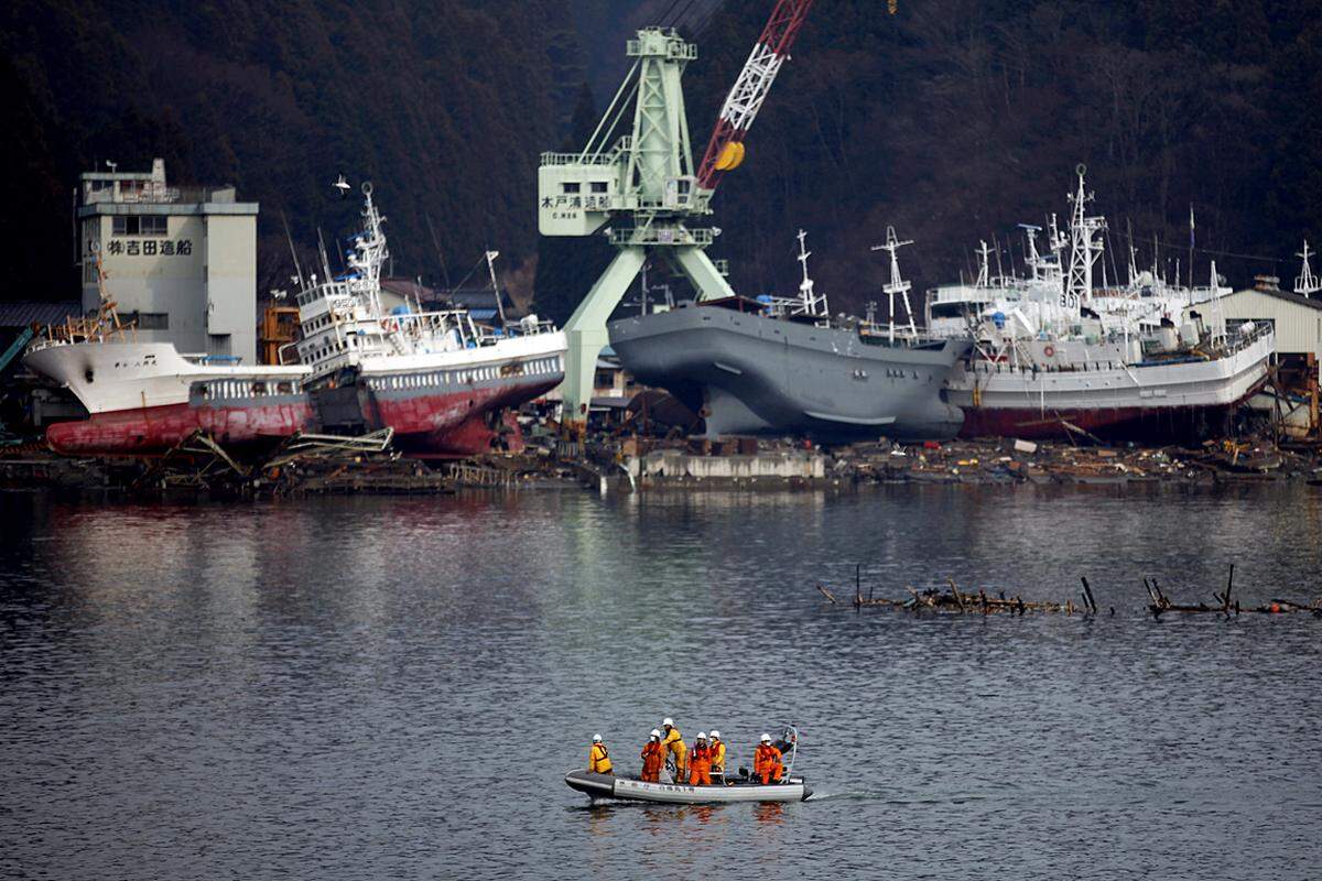 Am 11. März, also vor vier Wochen, wurde Japan vom schlimmsten Erdbeben seiner Geschichte heimgesucht, wenig später donnerten riesige Flutwellen über die Küstenregionen im Nordosten. Während sich die ganze Welt seitdem um den Zustand des nach der Katastrophe havarierten Atomkraftwerks "Fukushima Eins" sorgt, sind die Opfer der Katastrophe beinahe in Vergessenheit geraten. 27.000 sind tot oder vermisst. Hunderttausende haben ihr Obdach verloren. Ganze Landstriche wurden dem Erdboden gleich gemacht.Weiter: Schicksale und Betroffene - Die Gesichter der Katastrophe.