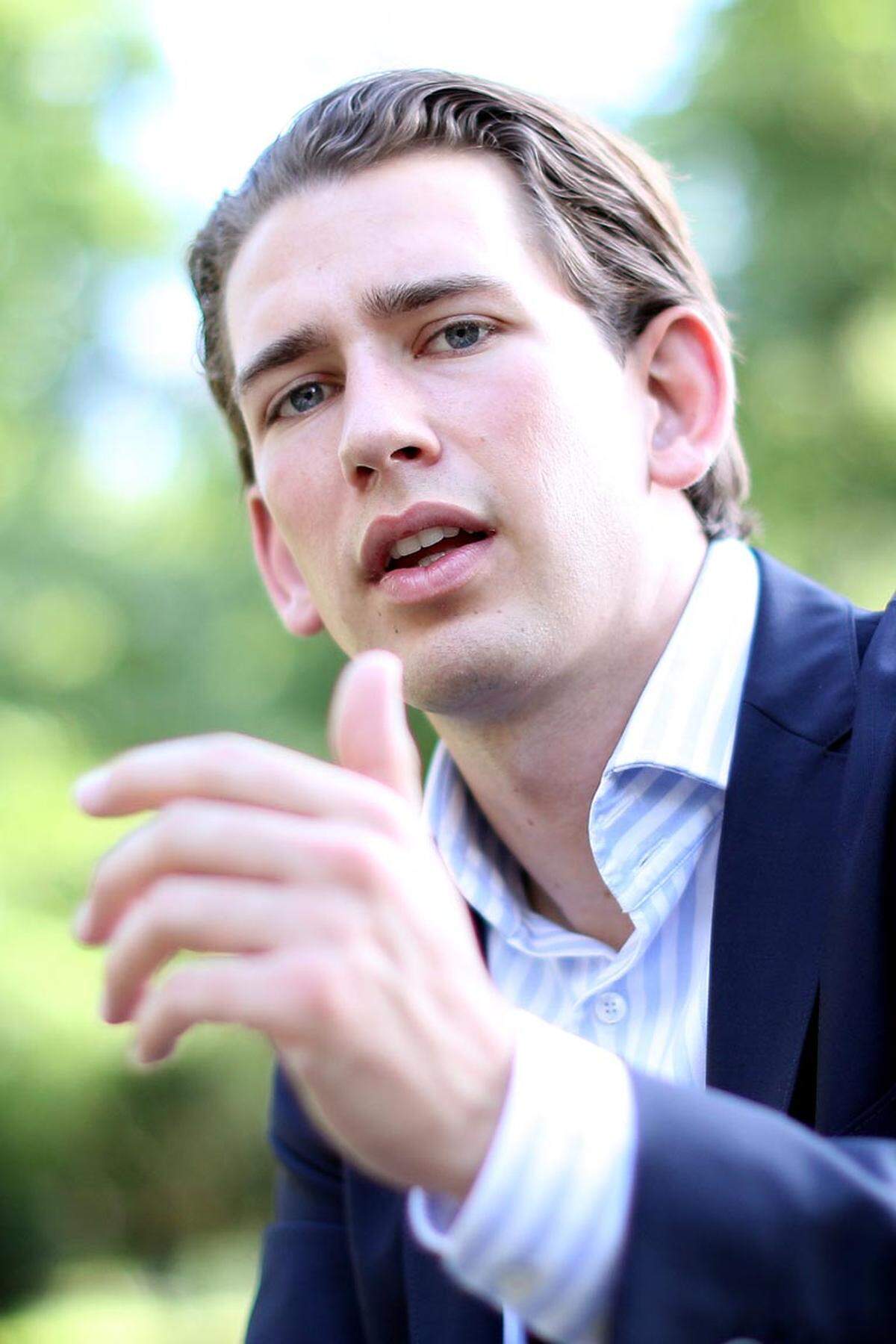 Sebastian Kurz (ÖVP) wird ziemlich sicher vom Integrations-Staatssekretär zum Minister aufsteigen. Dabei gibt es allerdings mehrere Möglichkeiten. Michael Spindelegger sähe Kurz gerne in einem Zukunftsministerium, das die Bereiche Bildung (samt Wissenschaft) und Generationen beinhaltet. In dieser Form dürfte das mit der SPÖ allerdings nicht machbar sein. Alternativ könne Kurz auch Außenminister werden – wenn Spindelegger ins Finanzministerium wechselt. Dabei würde er die Integrationsagenden wohl auf den Minoritenplatz mitnehmen. Alternativ wurde in den vergangenen Tagen auch Staatssekretär Reinhold Lopatka als nächster Außenminister genannt.