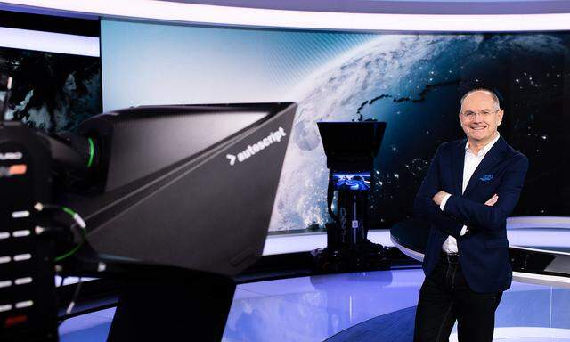 Ferdinand Wegscheider im neuen Newsroom von 'Servus TV.