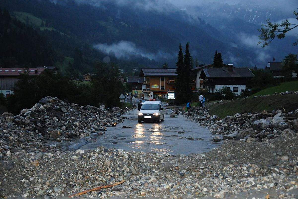 Kleinarl im Salzburger Pongau war wegen eines Murenabgangs auf dem Straßenweg nicht zu erreichen. Gewaltige Regenfälle hatten einen Bach zu einem reißenden Fluss anschwellen lassen, dieser vermurte die Straße vor dem Ortsbeginn auf rund 80 Metern Länge in einer Höhe von 1,5 Metern.