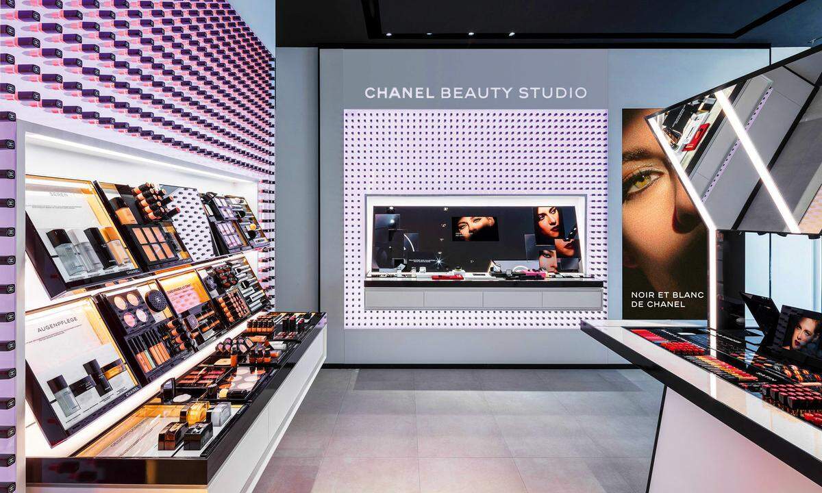 Chanel Beauté. Mitte August eröffnete das Maison Chanel seine erste Beauty-Boutique in Österreich. In hellem Ambiente kann das gesamte Kosmetik-Sortiment sowie aus der Brillenkollektion geshoppt werden. Kärntner Straße 36, 1010 Wien.