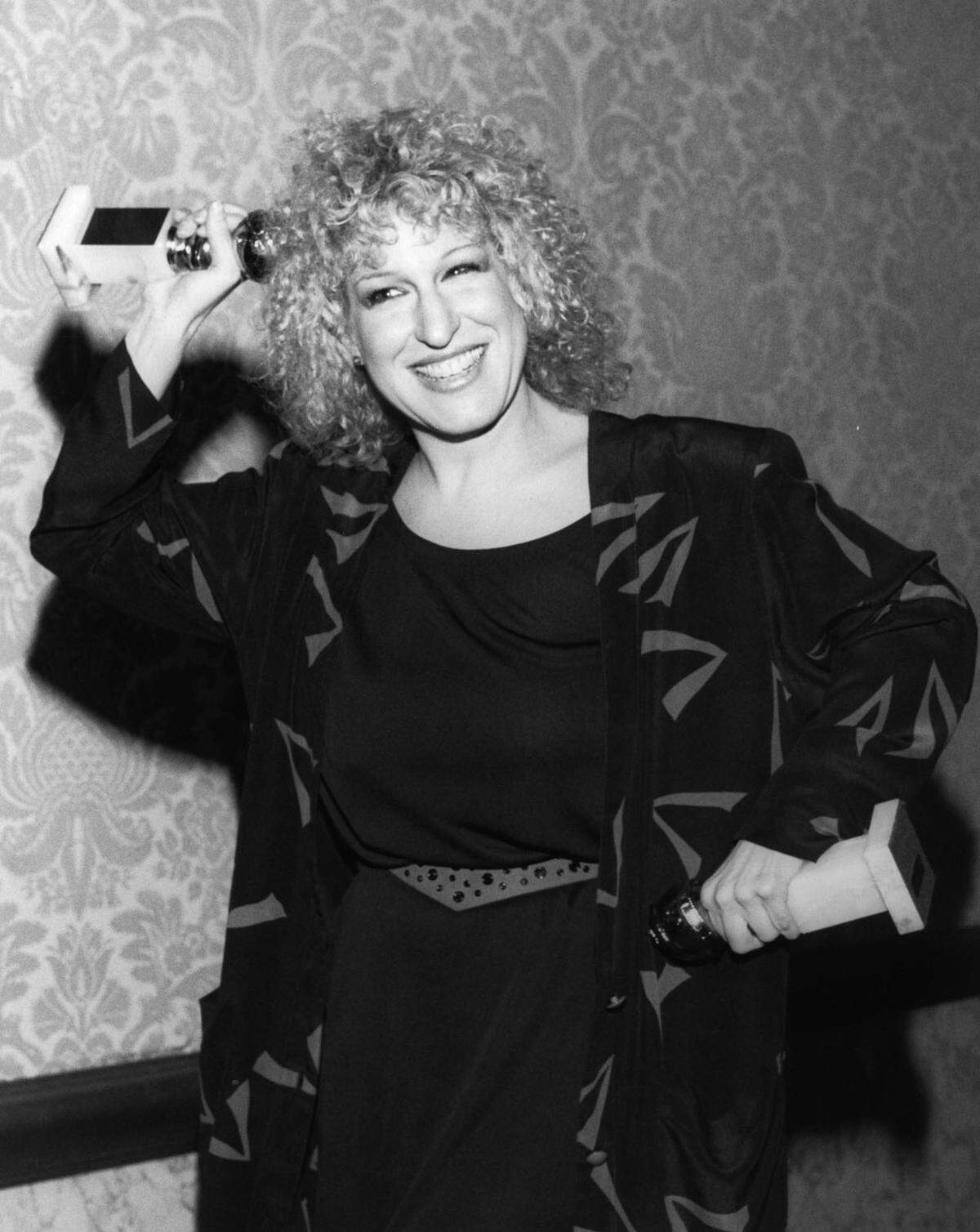 Bette Midler, 1980. Ihr Handwerk lernte sie als Nachtclub-Sängerin mit Auftritten im New Yorker Schwulen-Club "Continental Bath" - mit Barry Manilow am Piano. Seither sammelte sie vier Grammy-Trophäen, drei Emmy-Fernsehpreise, vier Golden Globes, zwei Oscar-Nominierungen, einen Broadway-Tony und viele begehrte Comedy-Preise.