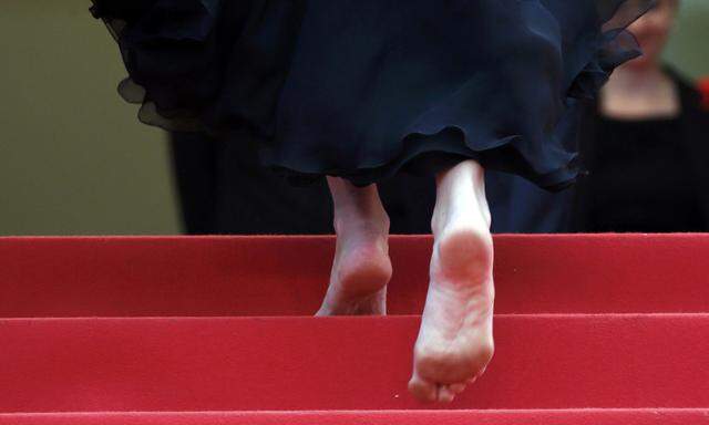 Barfuß in Cannes. Julia Roberts zeigt, was sie von der angeblichen Regel hält, dass Frauen auf dem roten Teppich High Heels tragen sollen. Sie zog ihre aus.