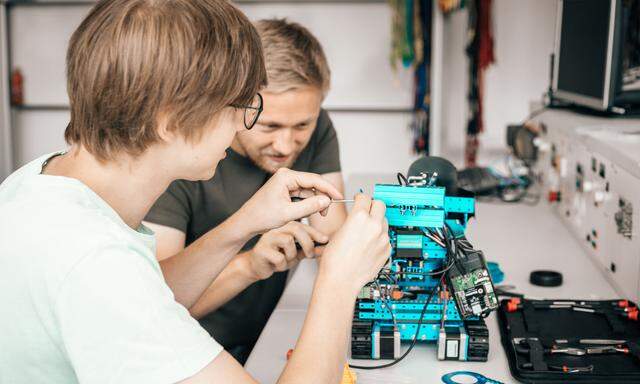 Im Rahmen einer IT-Projektwoche an der FH Salzburg bauen Schüler im Team Roboter, die dann in einer Battle gegeneinander antreten.