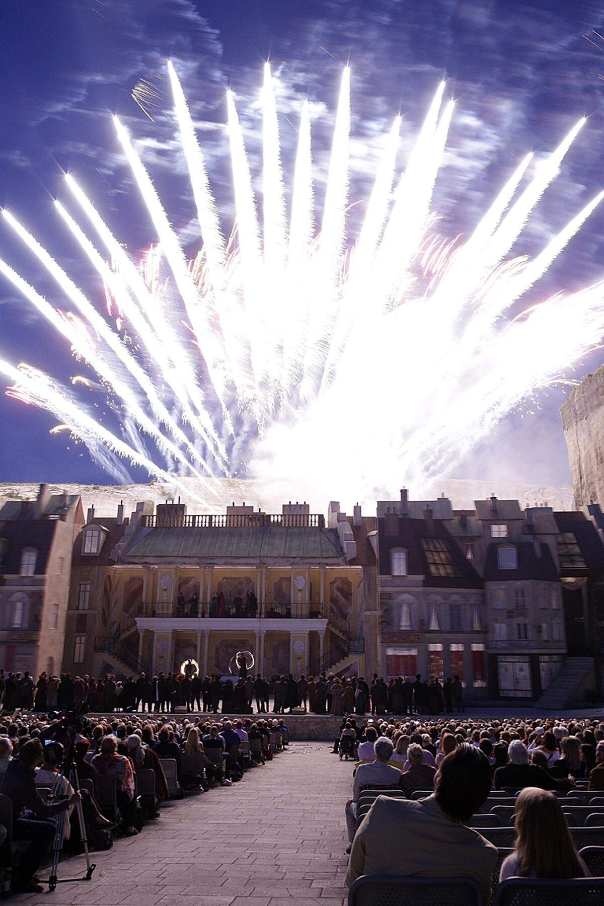 Die Opernfestspiele St. Margarethen fanden erstmals 1996 statt. Bereits seit 1961 ist der Römersteinbruch Spielstätte der Passionsspiele, die alle fünf Jahre aufgeführt werden, zuletzt 2011. Die Bühnenbilder der Opernaufführungen sind immer spektakulär.  Im Bild: Mit der Premiere von "La Boheme" und einem Feuerwerk wurde am 8. Juli 2013 die Saison eröffnet