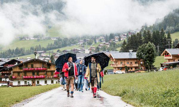 Auch der strömende Regen machte den Teilnehmenden nichts aus...