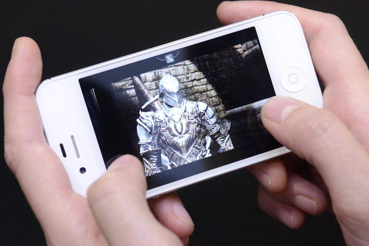 Aufwändige Spiele wie Infinity Blade laufen auf dem iPhone 4S beinahe genauso schön wie auf dem iPad 2. Die neue Grafik-Kraft hat aber noch mehr Potenzial. Airplay könnte das iPhone zur kleinsten Heimkonsole machen, indem Airplay-taugliche Spiele über die Apple-TV-Box drahtlos auf einen Full-HD-Fernseher übertragen, aber mit dem iPhone gesteuert werden. Die entsprechende Funktion steckt in dem neuen Betriebssystem iOS 5 und nennt sich AirPlay Mirroring.