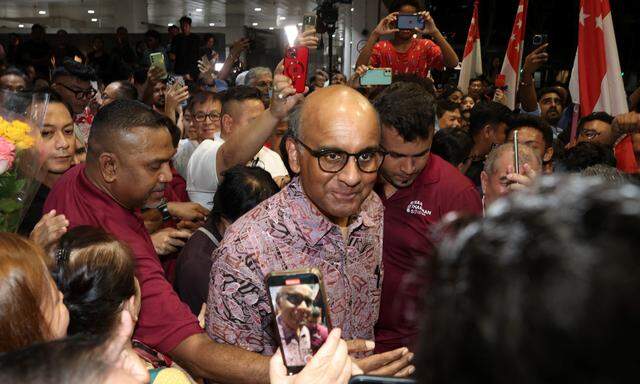 Presidential candidate Tharman Shanmugaratnam meets his supporters after early sample vote count results at the presidential election in Singapore September 1, 2023. REUTERS/Edgar Su