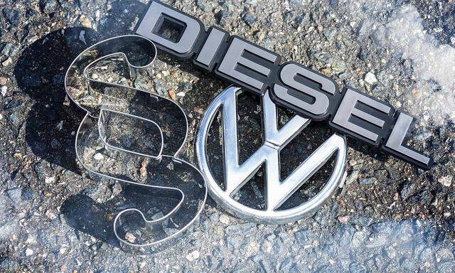 VW Logo Paragrafenzeichen und Dieselzeichen Dieselskandal *** VW logo Paragraph mark and diesel D