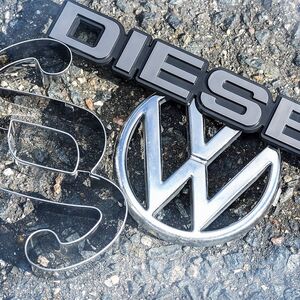 VW Logo Paragrafenzeichen und Dieselzeichen Dieselskandal *** VW logo Paragraph mark and diesel D