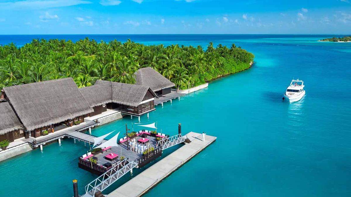 Das Resort liegt auf einer der größten Inseln des nördlichen Malé-Atolls und kann deshalb mit einem sechs Kilometer langen Strand aufwarten.