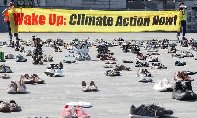 Aktivisten demonstrieren am Freitag in Zürich gegen den Klimawandel. Die Schuhe ohne Träger sollen all die Klimaaktivisten darstellen die aufgrund der Coronabeschränkungen nicht persönlich anwesend sein dürfen, um zu demonstrieren.