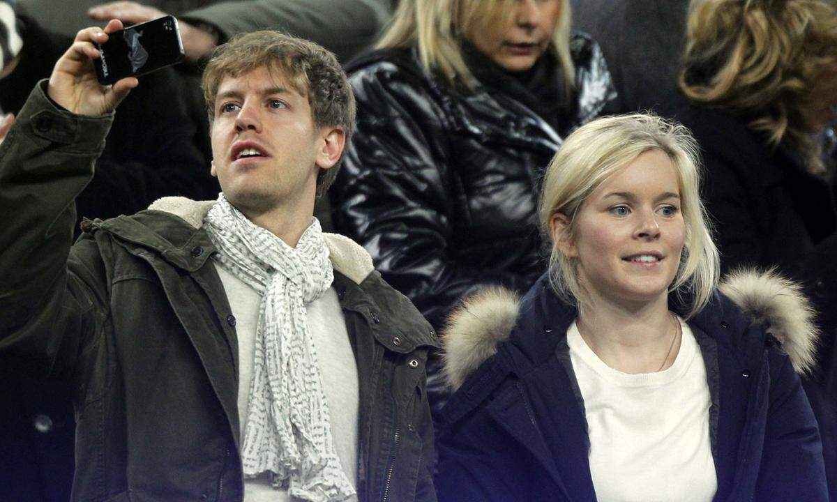 Formel-1-Star Sebastian Vettel hat im Juni heimlich seine langjährige Freundin Hanna Sprater geheiratet. Die beiden kennen sich seit ihrer Schulzeit und haben bereits zwei gemeinsame Töchter und einen Sohn. Die standesamtliche Hochzeit soll im kleinen Kreis stattgefunden haben.
