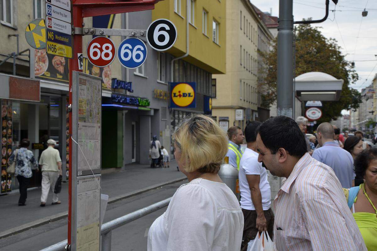 Ein 68er-Schild, wo kein 68er fährt. An diesem Bahnsteig am Quellenplatz wartet man tagsüber vergebens auf den 68er. Dieses bezieht sich allerdings nur auf die Nightlinie Nummer 68, die eine leicht adaptierte Route des "normalen" 68er fährt.