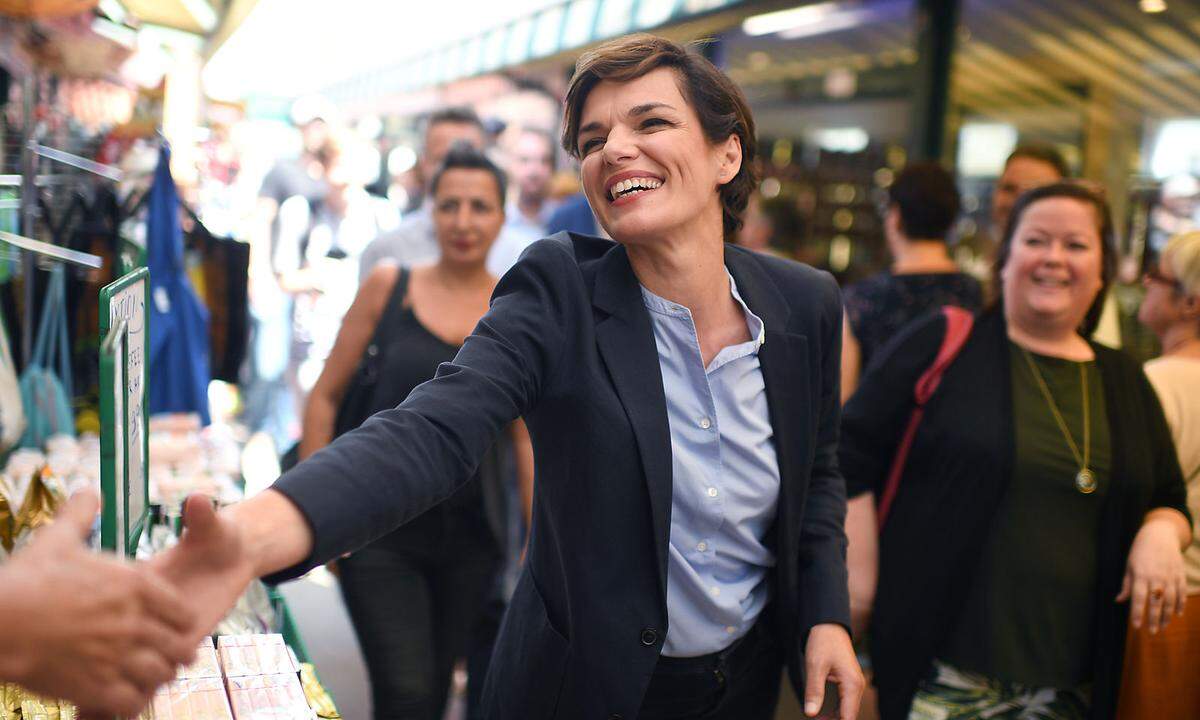  "Lassts mir den Dosko grüßen!" SPÖ-Chefin Pamela Rendi-Wagner trifft auf Wahlkampftour am Wiener Naschmarkt Landsleute des burgenländischen Landeshauptmanns Hans Peter Doskozil.