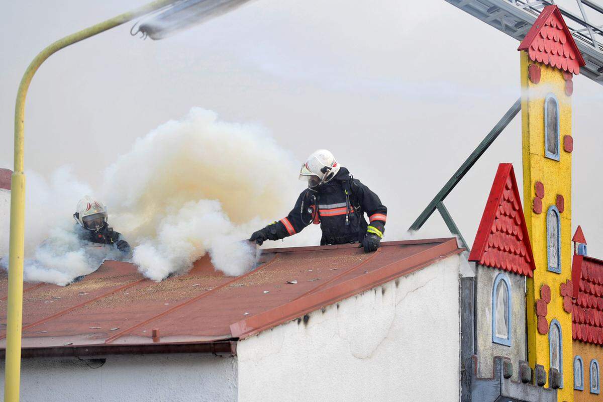 Die Polizei nimmt die Ermittlungen auf, sobald die letzten kleineren Löscharbeiten erledigt sind.