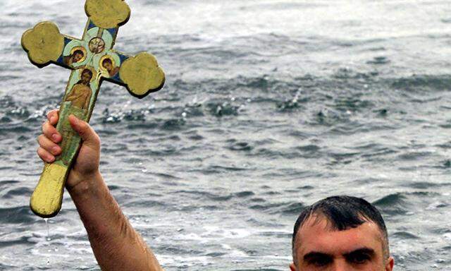Dreikönigstag in Istanbul: Griechisch-Orthodoxe fischen ein Kreuz aus dem Meer.