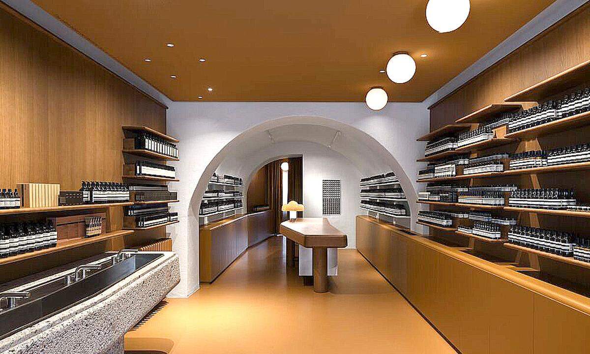 Aesop. Die Kosmetikmarke eröffnete nun auch in Salzburg einen Signature Store. Entworfen wurde er von den Architekten Jakob Sprenger und Götz Esslinger, die sich von der barocken Baukunst inspirieren ließen.  Getreidegasse 6, 5020 Salzburg.