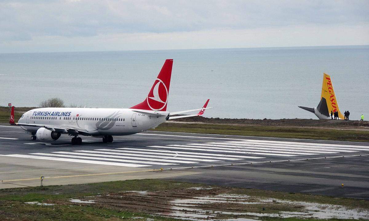 Die Unfallforscher des Aviation Safety Networks berichteten, als das Flugzeug um 23.25 Uhr (21.25 MEZ) von Westen kommend in Trabzon landete, habe es geregnet. Die Sicht sei daher eingeschränkt gewesen. Das Flugzeug sei nach dem Aufsetzen nach links abgekommen und über eine Grasfläche auf den Abhang gerollt.